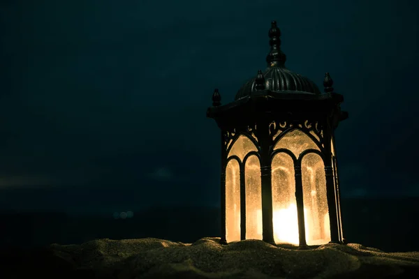 Ornamentale Arabische Laterne Mit Brennender Kerze Die Der Nacht Leuchtet — Stockfoto