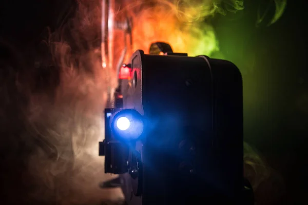 Antiguo Proyector Películas Vintage Sobre Fondo Oscuro Con Niebla Luz —  Fotos de Stock