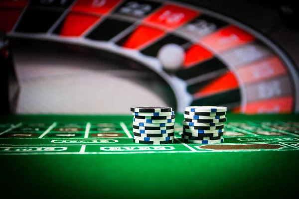 绿色毛毡赌场桌上的卡片和筹码 带有复制空间的抽象背景 赌场和纸牌游戏的主题 绿色的赌场元素 选择性对焦 — 图库照片