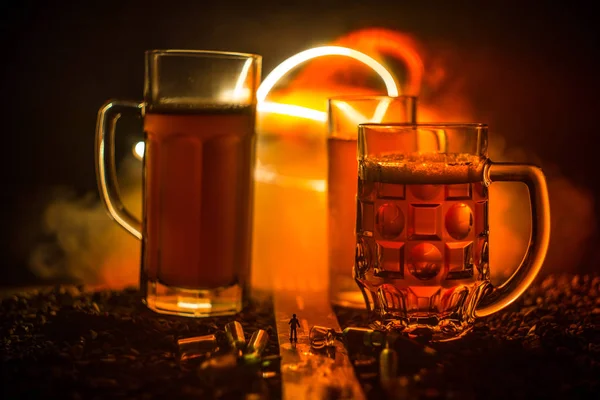 Pojęcie Abstrakcyjne Alkoholizmu Sylwetka Człowieka Stojącego Połowie Drogi Mglisty Wieczór — Zdjęcie stockowe