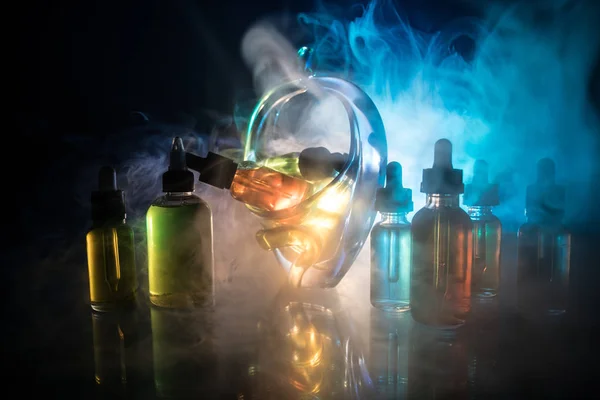 Vape Concept Roken Wolken Vape Vloeibare Flessen Donkere Achtergrond Lichteffecten — Stockfoto