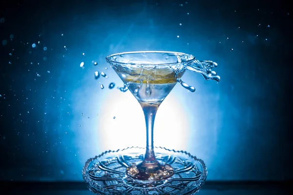 Ποτήρι Κοκτέιλ Martini Πιτσίλισμα Στο Σκοτάδι Τονισμένο Καπνιστή Φόντο Πολύχρωμο — Φωτογραφία Αρχείου
