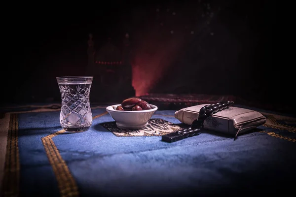 Vatten Och Datum Iftar Kvällsmaten Över Dekoration Ramadan Kareem Holiday — Stockfoto