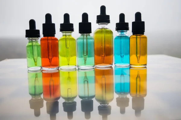 Concepto Vape Hermosas Botellas Vidrio Líquido Vapor Colorido Aire Libre — Foto de Stock