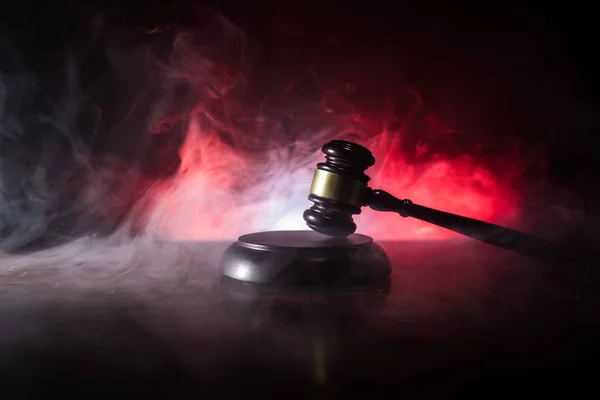 Юридическая Тема Молоток Судьи Деревянном Столе Статуей Судьи Закон Молоток — стоковое фото