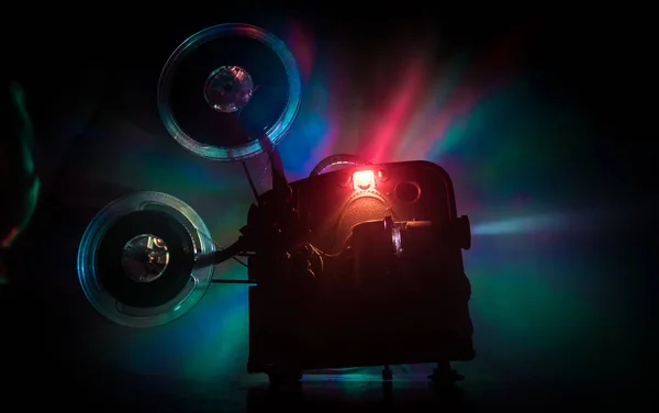 Oude Vintage Filmprojector Een Donkere Achtergrond Met Mist Licht Concept — Stockfoto