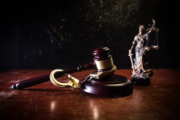 Wet Thema Hamer Van Rechter Houten Bureau Met Vrouwe Justitia — Stockfoto