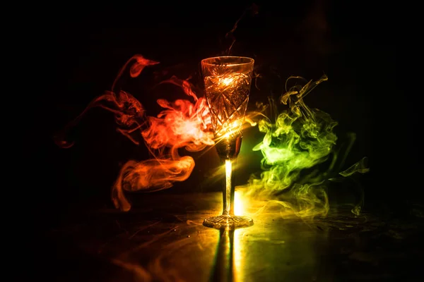 暗い背景に霧とクローズ アップ ワイン グラス 煙と光の美しいガラス 選択と集中 — ストック写真