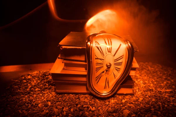 Zaman Kavramı Eski Kitaplar Üzerinde Yumuşak Eritme Saat Bozuk Koyu — Stok fotoğraf