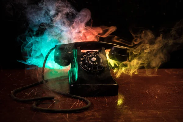 霧と光のトーン アート暗い背景を持つ古い木の板に昔の黒電話 空の空間 選択と集中 — ストック写真