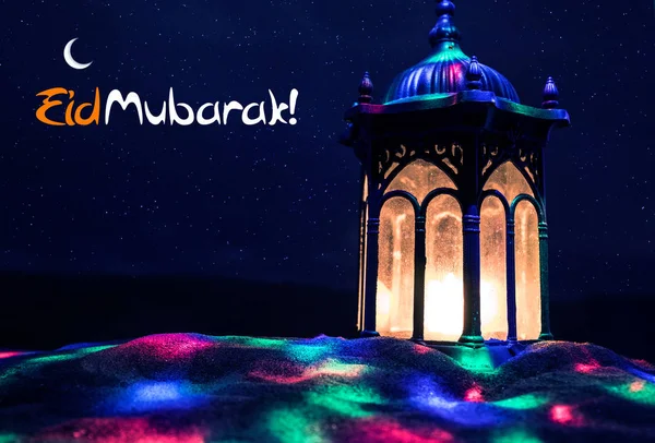 夜に燃えるキャンドルが輝く装飾アラビアランタン お祝いのグリーティングカード イスラム教徒の聖なる月への招待ラマダーン カレーム — ストック写真