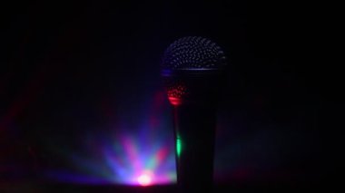 Ses, müzik için mikrofon, ses stüdyosunda ya da sahnede karaoke. Mikrofon teknolojisi. Ses, konser eğlence arka planı. Konuşma yayın ekipmanı. Canlı pop, rock müzik performansı