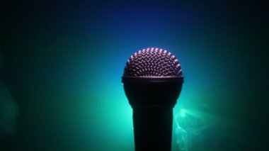 Ses, müzik için mikrofon, ses stüdyosunda ya da sahnede karaoke. Mikrofon teknolojisi. Ses, konser eğlence arka planı. Konuşma yayın ekipmanı. Canlı pop, rock müzik performansı