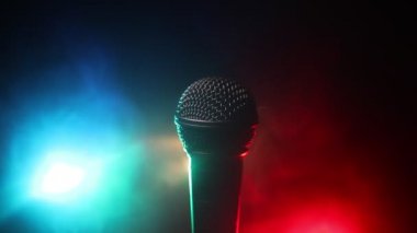 Ses, müzik için mikrofon, ses stüdyosunda ya da sahnede karaoke. Mikrofon teknolojisi. Ses, konser eğlence arka planı. Konuşma yayın ekipmanı. Canlı pop, rock müzik performansı