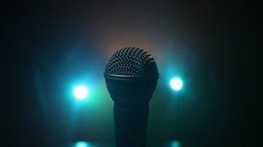 Ses, müzik için mikrofon, ses stüdyosunda ya da sahnede karaoke. Mikrofon teknolojisi. Ses, konser eğlence arka planı. Konuşma yayın ekipmanı. Canlı pop, rock müzik performansı