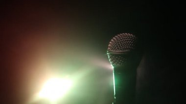 Ses, müzik için mikrofon, ses stüdyosunda ya da sahnede karaoke. Mikrofon teknolojisi. Ses, konser eğlence arka planı. Konuşma yayın ekipmanı. Canlı pop, rock müzik performansı