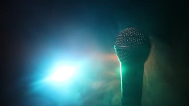 Ses, müzik için mikrofon, ses stüdyosunda ya da sahnede karaoke. Mikrofon teknolojisi. Ses, konser eğlence arka planı. Konuşma yayın ekipmanı. Canlı pop, rock müzik performansı