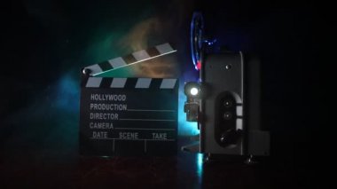 Sis ve ışık ile karanlık bir arka planda eski Vintage Film projektör. Film yapma kavramı. Seçici odak