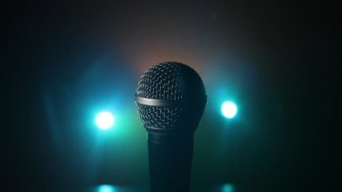 Ses, müzik için mikrofon, ses stüdyosunda ya da sahnede karaoke. Mikrofon teknolojisi. Ses, konser eğlence arka planı. Konuşma yayın ekipmanı. Canlı pop, rock müzik performansı