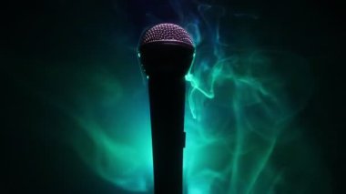 Ses, müzik için mikrofon, ses stüdyosunda ya da sahnede karaoke. Mikrofon teknolojisi. Ses, konser eğlence arka planı. Konuşma yayın ekipmanı. Canlı pop, rock müzik performansı