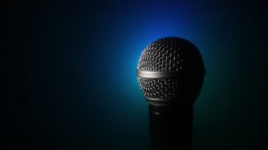 Ses, müzik için mikrofon, ses stüdyosunda ya da sahnede karaoke. Mikrofon teknolojisi. Ses, konser eğlence arka planı. Konuşma yayın ekipmanı. Canlı pop, rock müzik performansı