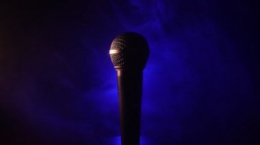 Ses, müzik için mikrofon, ses stüdyosunda ya da sahnede karaoke. Mikrofon teknolojisi. Ses, konser eğlence arka planı. Konuşma yayın ekipmanı. Canlı pop, rock müzik performansı