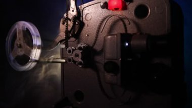 Sis ve ışık ile karanlık bir arka planda eski Vintage Film projektör. Film yapma kavramı. Seçici odak