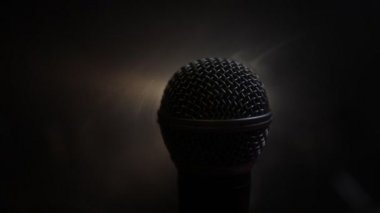 Ses, müzik için mikrofon, ses stüdyosunda ya da sahnede karaoke. Mikrofon teknolojisi. Ses, konser eğlence arka planı. Konuşma yayın ekipmanı. Canlı pop, rock müzik performansı