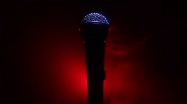 Ses, müzik için mikrofon, ses stüdyosunda ya da sahnede karaoke. Mikrofon teknolojisi. Ses, konser eğlence arka planı. Konuşma yayın ekipmanı. Canlı pop, rock müzik performansı