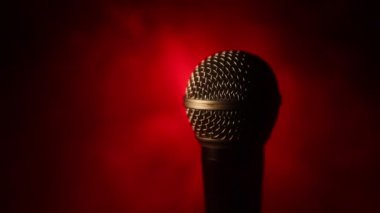 Ses, müzik için mikrofon, ses stüdyosunda ya da sahnede karaoke. Mikrofon teknolojisi. Ses, konser eğlence arka planı. Konuşma yayın ekipmanı. Canlı pop, rock müzik performansı