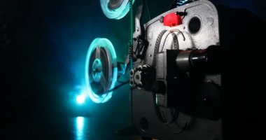 Sis ve ışık ile karanlık bir arka planda eski Vintage Film projektör. Film yapma kavramı. Seçici odak