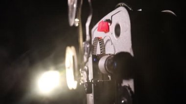 Sis ve ışık ile karanlık bir arka planda eski Vintage Film projektör. Film yapma kavramı. Seçici odak