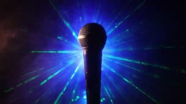 Ses, müzik için mikrofon, ses stüdyosunda ya da sahnede karaoke. Mikrofon teknolojisi. Ses, konser eğlence arka planı. Konuşma yayın ekipmanı. Canlı pop, rock müzik performansı