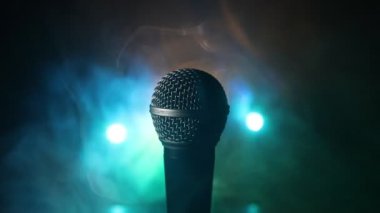 Ses, müzik için mikrofon, ses stüdyosunda ya da sahnede karaoke. Mikrofon teknolojisi. Ses, konser eğlence arka planı. Konuşma yayın ekipmanı. Canlı pop, rock müzik performansı
