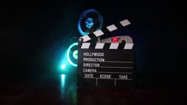 Sis ve ışık ile karanlık bir arka planda eski Vintage Film projektör. Film yapma kavramı. Seçici odak