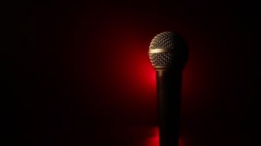 Ses, müzik için mikrofon, ses stüdyosunda ya da sahnede karaoke. Mikrofon teknolojisi. Ses, konser eğlence arka planı. Konuşma yayın ekipmanı. Canlı pop, rock müzik performansı
