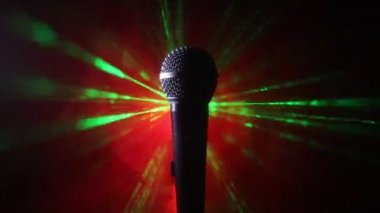 Ses, müzik için mikrofon, ses stüdyosunda ya da sahnede karaoke. Mikrofon teknolojisi. Ses, konser eğlence arka planı. Konuşma yayın ekipmanı. Canlı pop, rock müzik performansı