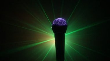 Ses, müzik için mikrofon, ses stüdyosunda ya da sahnede karaoke. Mikrofon teknolojisi. Ses, konser eğlence arka planı. Konuşma yayın ekipmanı. Canlı pop, rock müzik performansı