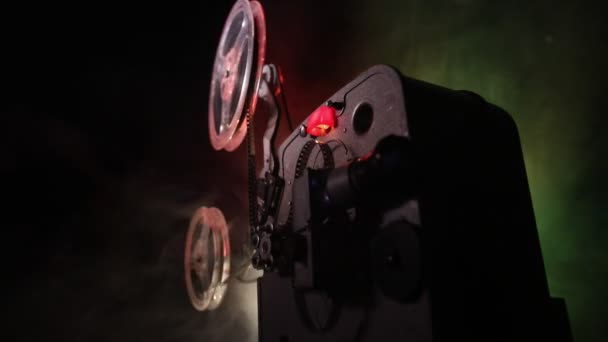 Старий Старовинний Кінопроектор Темному Тлі Туманом Світлом Концепція Створення Фільмів — стокове відео