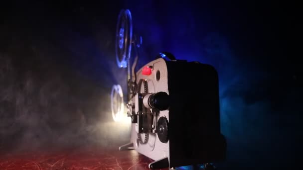 Starý Filmový Projektor Tmavém Pozadí Mlhou Světlem Koncept Tvorby Filmů — Stock video