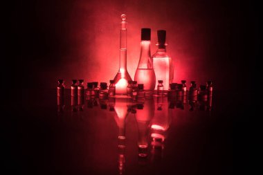 Eczane ve kimya teması. Araştırma laboratuarında çözeltisi olan cam deney şişesi. Bilim ve tıbbi geçmiş. Koyu renk arkaplan üzerinde laboratuvar test tüpleri, bilimsel araştırma ekipmanları konsepti