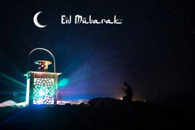 Gece parlayan yanan mumlu süs Arap feneri. Kutlama kartı, Müslüman kutsal ayı için davetiye Ramazan Kareem.