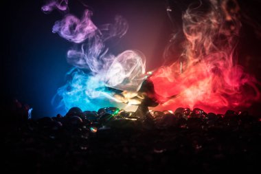 Antik Aladdin Arap geceleri, yumuşak beyaz dumanlı, karanlık arka planlı, cin tarzı yağ lambası. Dilek lambası konsepti