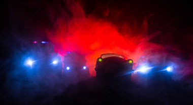 Polis arabası sisli bir arabayı gece takip ediyor. 911 acil durum arabası suç mahalline doğru hızla gidiyor. Seçici odak