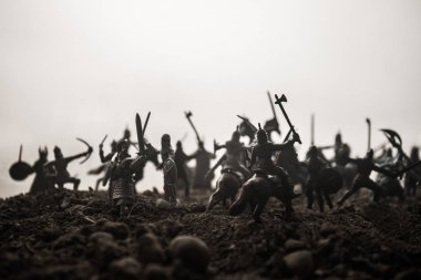 Süvari ve piyade ile ortaçağ savaş sahnesi. Siluetleri şekiller ayrı nesneler olarak mücadele günbatımı sisli arka plan savaşçılar arasında. Seçici odak