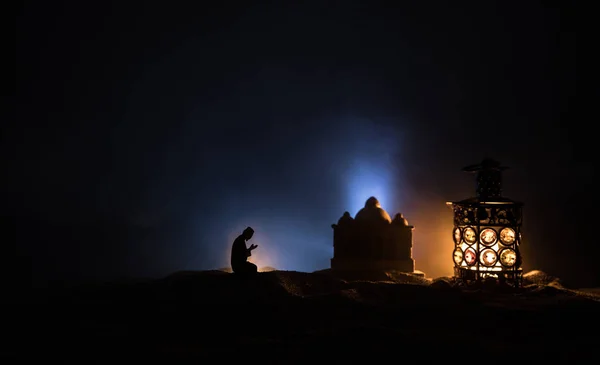 Lanterna Árabe Ornamental Com Vela Acesa Brilhando Noite Cartão Festivo — Fotografia de Stock