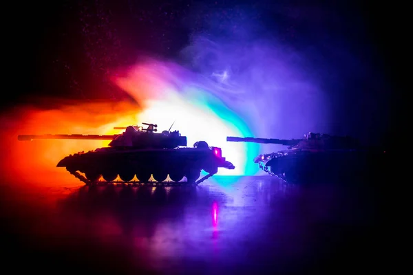 Savaş Konsepti. Savaş sisli gökyüzü arka planında askeri siluetler gece vakti Bulutlu Gökyüzünün altında Alman Tankları siluetleri. Saldırı sahnesi. Zırhlı araçlar. Tanklar savaşıyor — Stok fotoğraf
