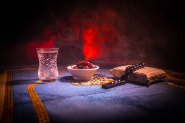Su ve tarihleri. Iftar akşam yemeğidir. Halı üzerinde görünümü dekorasyon ramazan Kareem tatil. Bayram tebrik kartı, Müslüman kutsal ay ramazan Kareem için davet. Seçici odak