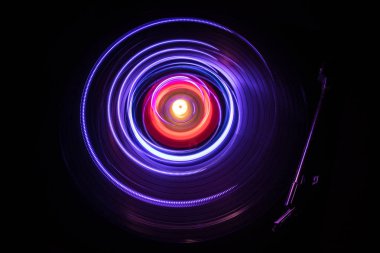 Müzik Dj konsepti. Yangın ve duman vinil kayıt üzerinde iz. Vinil disk yazma. Pikap vinil plak çalar koyu arka plan üzerinde. Seçici odak