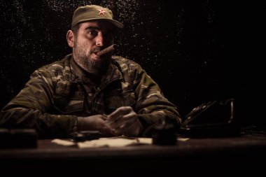 Masada oturan kötü diktatör. Kızgın komünist genel oturma Merkez veya karanlık odada Küba Komutan. Studio dekorasyon
